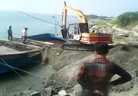 Kaivurin lastaus laivaan Bangladeshissa