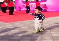 Kiinalainen poika tanssahtelee