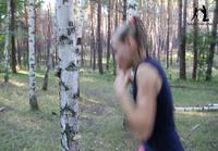 Nuori tyttö treenaa lyöntejä puuhun