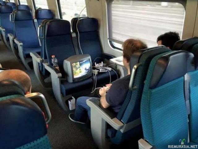 Pelimiähet - Pelaa myös junassa.
