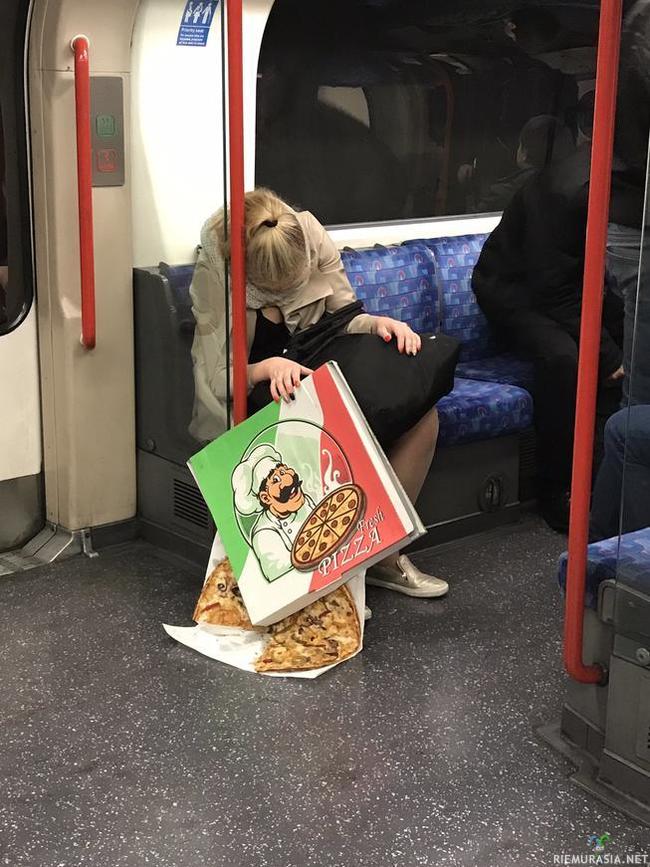 Pizza kotiin - Väsynyt nainen ja väsynyt pizza matkalla kotiin.
