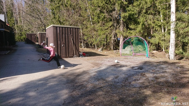 Futismaali - Tein jalkapallomaalin vanhasta trampoliinista, ja maalasin sen poikani kanssa vaaleanpunaiseksi, tyttäreni toiveesta. 