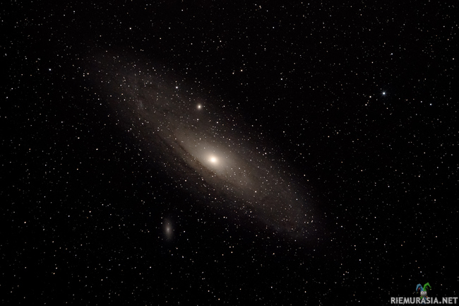 Omakehuviikko - Andromedan galaksi  - Andromedan galaksin kuva otettu järjestelmäkameralla ja 300 mm objektiivilla. Kamera tötteröineen oli kiinnitetty kaukoputken selkään. Jalusta on ns. goto-mallinen, eli sille voi sanoa: &quot;Näytä minulle Andromeda&quot;, jolloin se hakee oikean kohteen ja pitää sen ruudussa kompensoiden maapallon pyörimisen.
  
Valotusaika yhteensä n. 8 minuuttia useita 30 sec kuvia yhdistämällä. Tänä syksynä olisi haaveissa kuvata vähän pidempää settiä joko Andomedaa taikka jotain vähän kaukaisempaa galaksia.