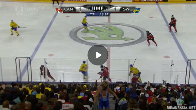 Suomalainen painija hukassa jääkiekko-ottelussa - Ruotsi - Kanada finaalissa trikoomies haahuilee. Puhelimen striimi pätkäs hyvään kohtaan :D
