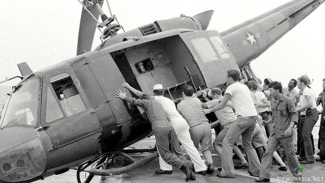 Näin saat lisää tilaa pienelle lentotukialuksellesi - Bell UH-1 helikopteria työnnetään amerikkalaisten lentotukialuksella yli laidan, jotta saadaan tehtyä tilaa pakolaisia kuljettaville koneille.

29. Huhtikuuta 1975 Yhdysvaltojen laivasto ja merijalkaväki aloittivat operaatio &quot;Frequent Windin&quot; amerikkalaisten siviilien ja vietnamilaisten pakolaisten evakuoimiseksi Saigonista. Vietnamilaisia kuitenkin kerääntyi Yhdysvaltojen lähetystön noutopisteelle huomattavasti enemmän kuin arvioitiin. Lisäksi pakolaisia alkoi tulemaan laivaston aluksille myös vesiteitse ja Etelä-Vietnamin ilmavoimien tai varastettujen helikoptereiden avulla ilmateitse. Noin 45 Bell UH-1 ja yksi CH-47 Chinook helikopteri täytyi työntää laivojen kansilta mereen laskeutumistilan raivaamiseksi.