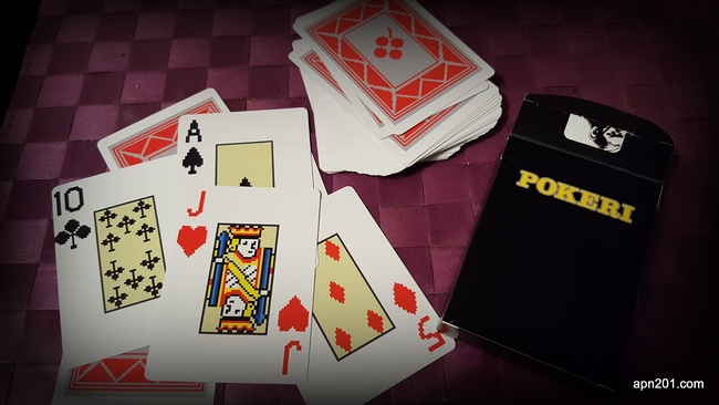 Oikeat RAY-Pokerin kortit - Korttipakka, jossa korttien kuvat jäljittelevät 80-luvun pokeriautomaatin pikseligrafiikkaa.