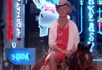 Bill Murray mekossa hevosen selässä