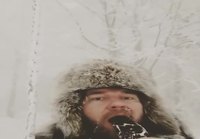 Siperialainen mies syö jäätelöä ulkona paukkupakkasessa
