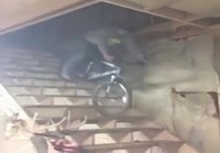 Maastopyörällä portaista