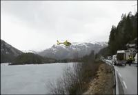 Ambulanssihelikopteri laskeutuu onnettomuuspaikalle