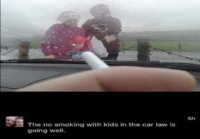 Autossa tupakointi lasten kanssa