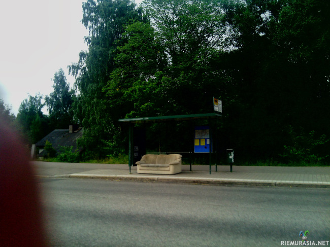 Bussipysäkillä parannellut istumapaikat