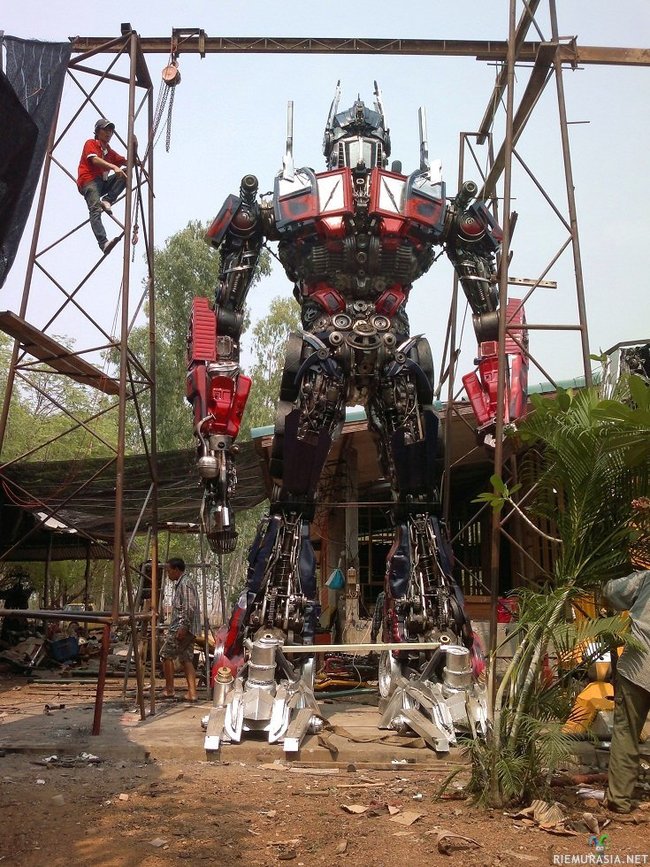 Optimus Prime - Auton osista valmistettu Optimus Prime Thaimaassa