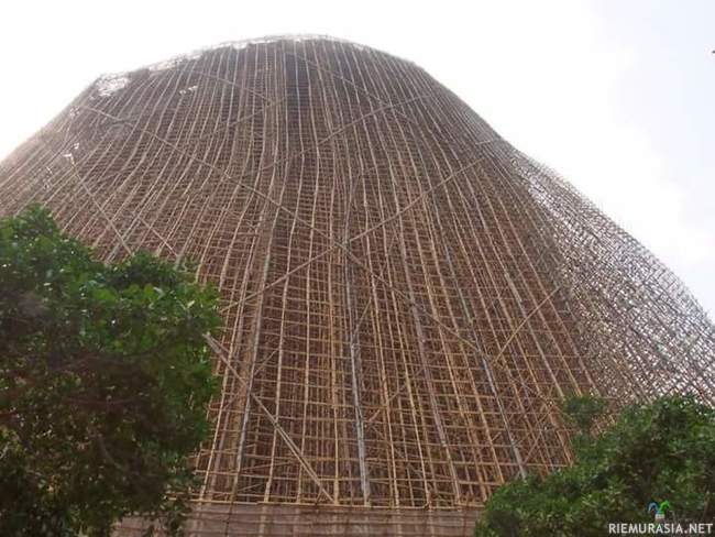 Rakennustelineet bambusta - Aasiassa luotetaan vieläkin vanhaan kunnon bambuun rakennustelineiden osalta
